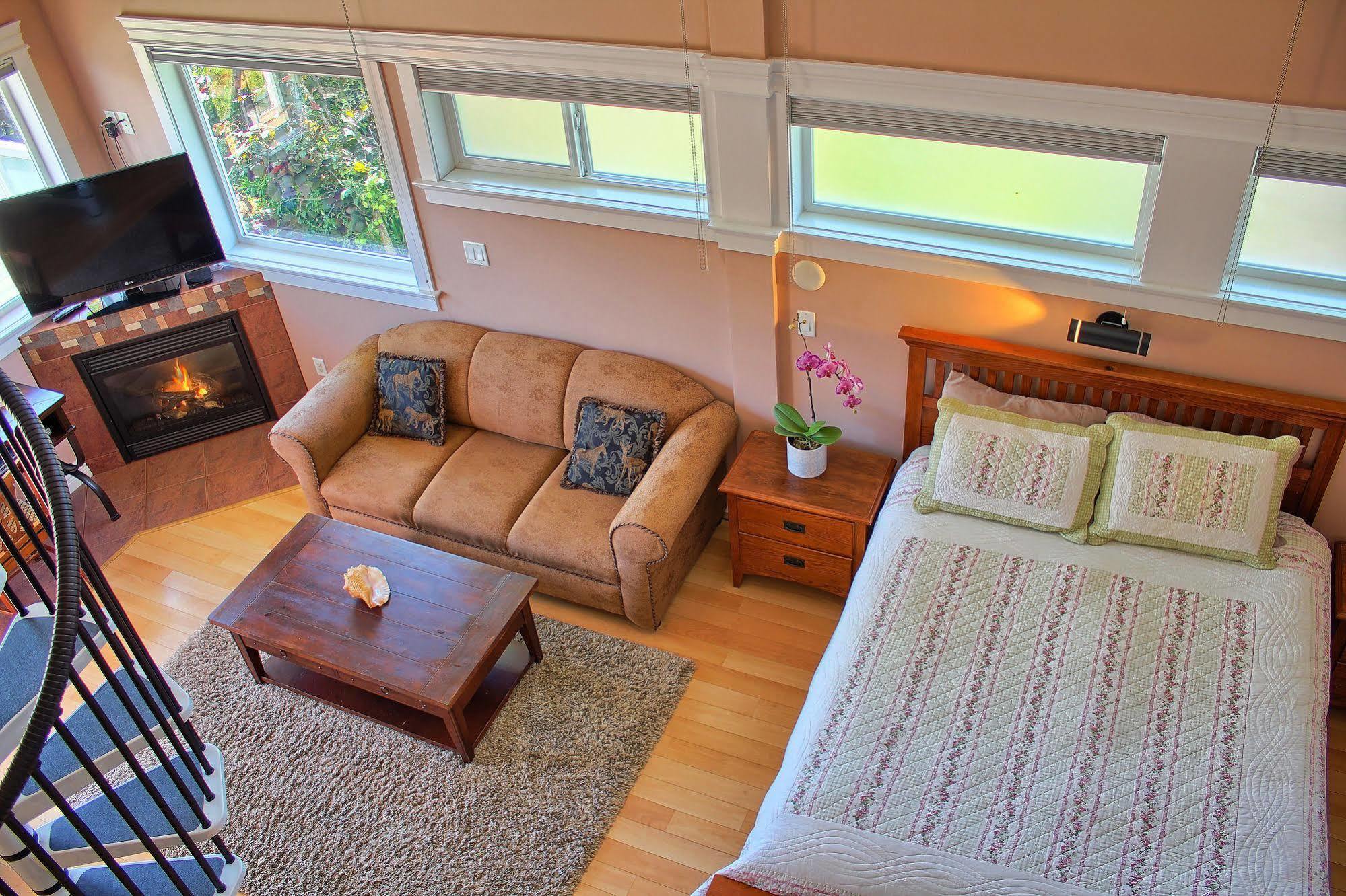 Birds Of A Feather Victoria Oceanfront Studio Suites Colwood Exteriér fotografie
