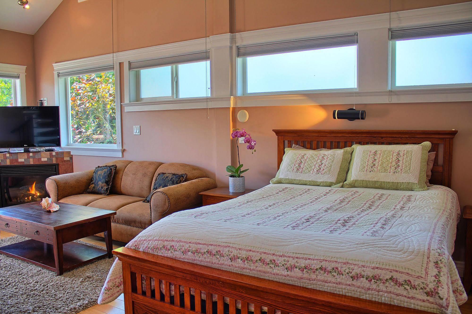Birds Of A Feather Victoria Oceanfront Studio Suites Colwood Exteriér fotografie