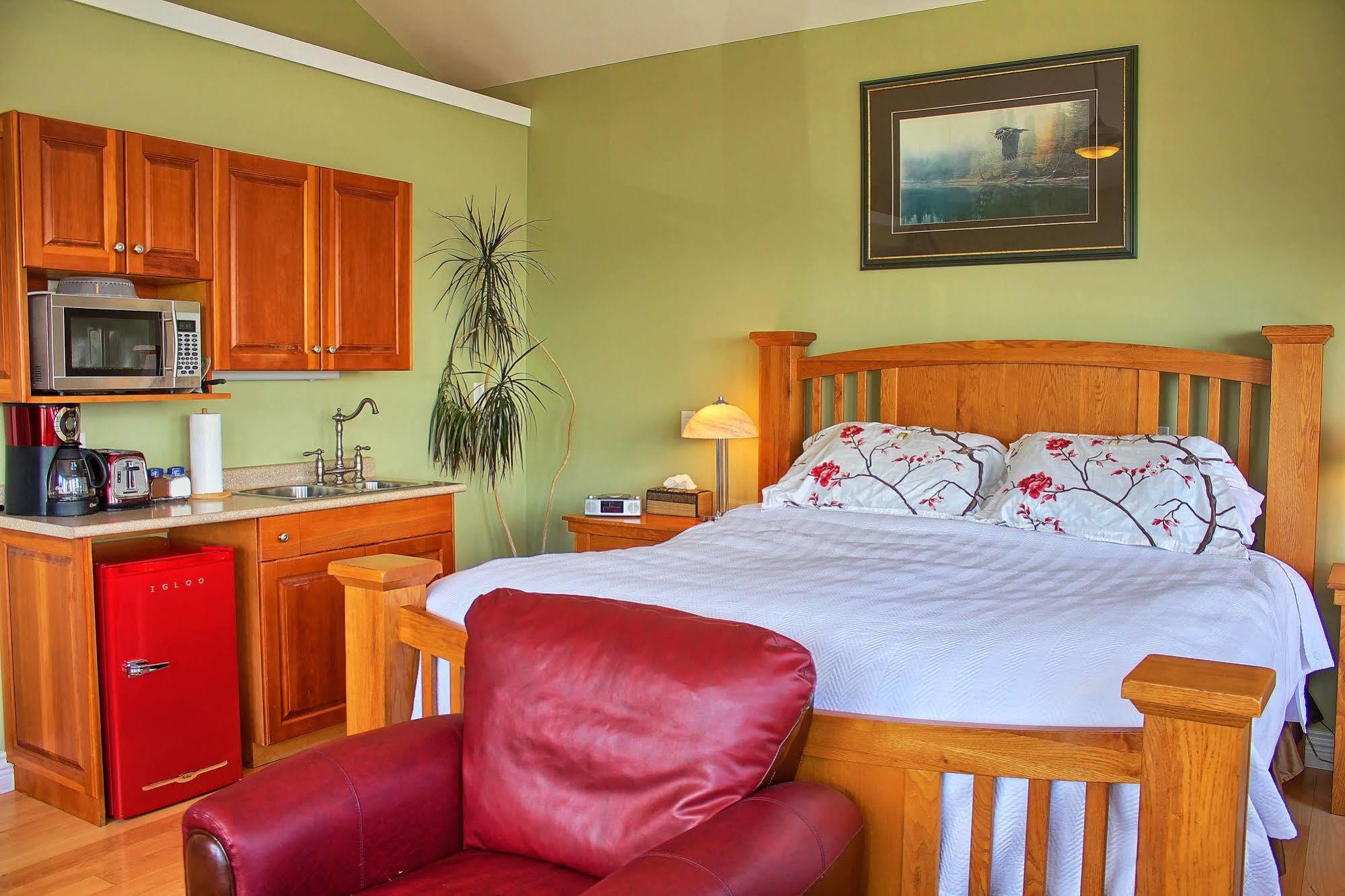 Birds Of A Feather Victoria Oceanfront Studio Suites Colwood Exteriér fotografie